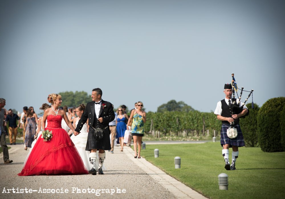Piper du Bordeaux Pipe Band accompagnant les mariés